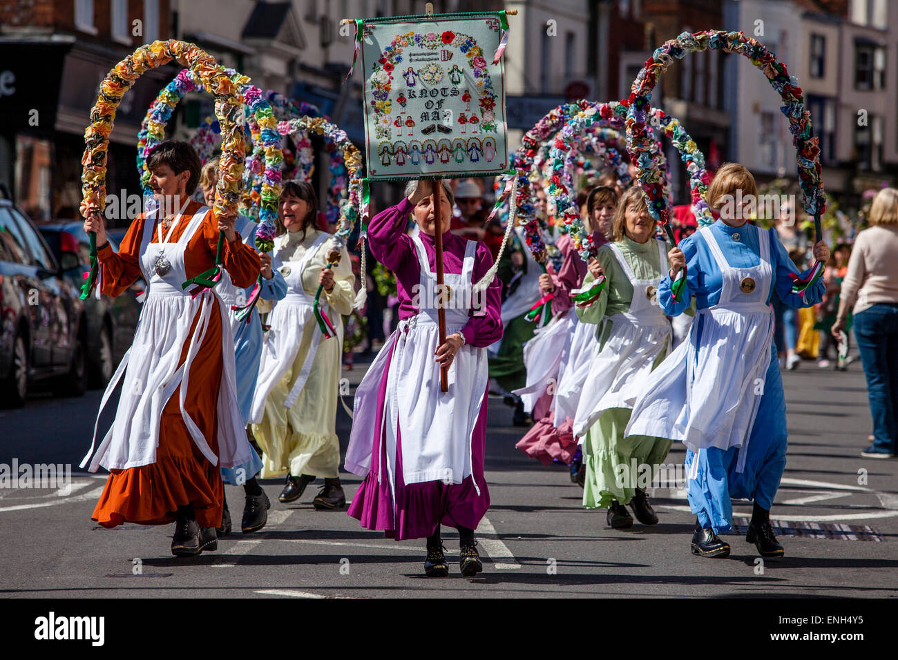 Die Knoten können verstopfen und Girlande Tänzer führen die jährlichen Kranz Tag Prozession durch LewesTown Centre, Lewes, Sussex, UK Stockfoto