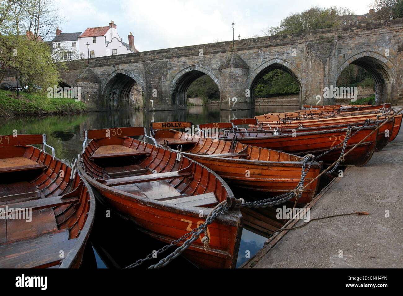 Tradition hölzerne Ruderboote auf der Fluss Wear mit Elvet Bridge im Hintergrund in Durham Stockfoto