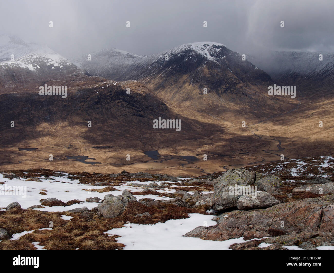 Schneeschauer über Black Mount Gipfel von Beinn Suidhe in der Nähe von Bridge of Orchy, Schottland Stockfoto