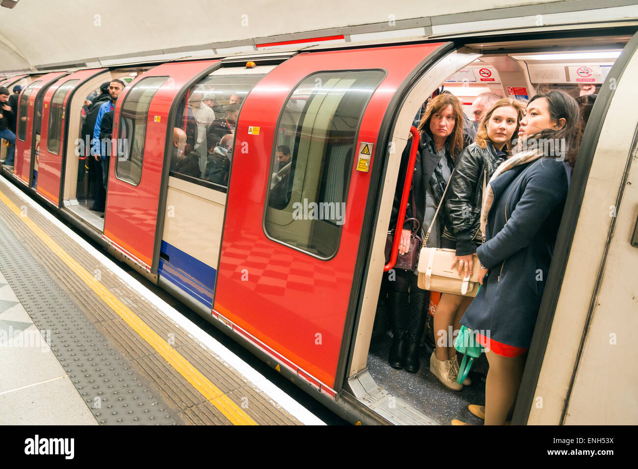 Pendler, die auf überfüllten Central Line U-Bahn Wagen während der Morgen Rushhour, England, UK Stockfoto