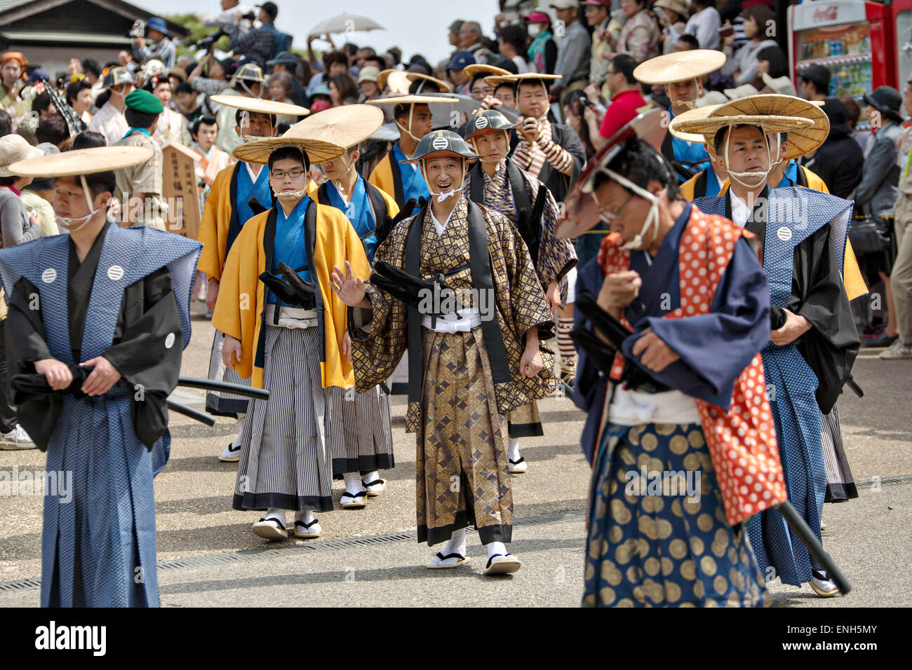 Japanische Männer gekleidet in traditionellen Kostümen teilnehmen in einer Prozession, die die Rückkehr der Daimyo und sein Gefolge aus der Hauptstadt von Japan während der jährlichen Kintai Kyo Bridge Festival 29. April 2015 in Iwakuni, Yamaguchi, Japan spielt. Stockfoto