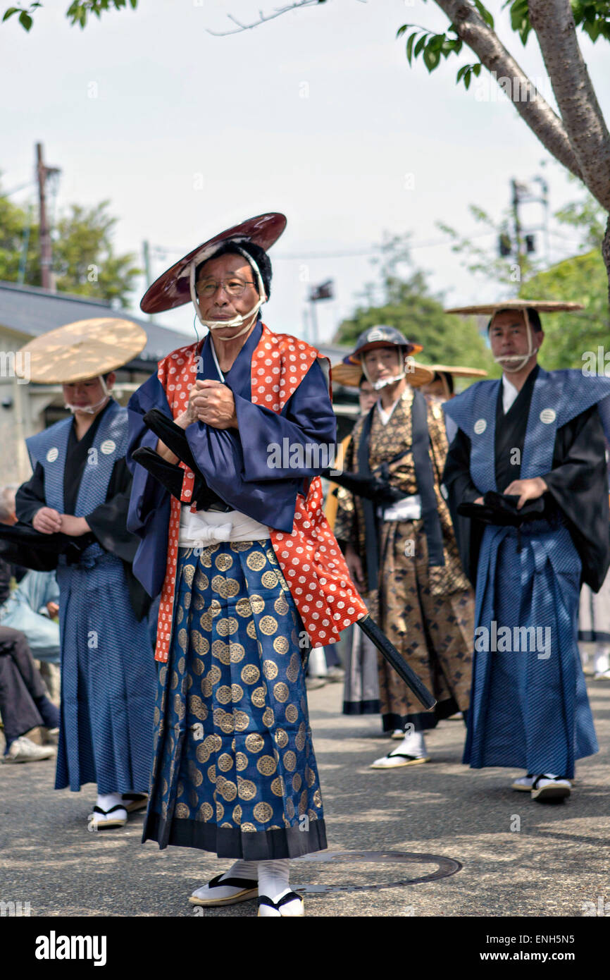 Japanische Männer gekleidet in traditionellen Kostümen teilnehmen in einer Prozession, die die Rückkehr der Daimyo und sein Gefolge aus der Hauptstadt von Japan während der jährlichen Kintai Kyo Bridge Festival 29. April 2015 in Iwakuni, Yamaguchi, Japan spielt. Stockfoto