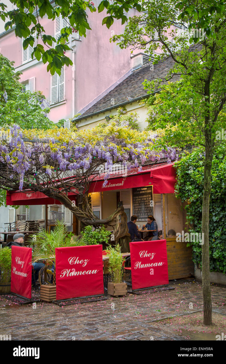 Glyzinien überdachte Chez Plumeau - outdoor Café in Montmartre, Paris, Frankreich Stockfoto