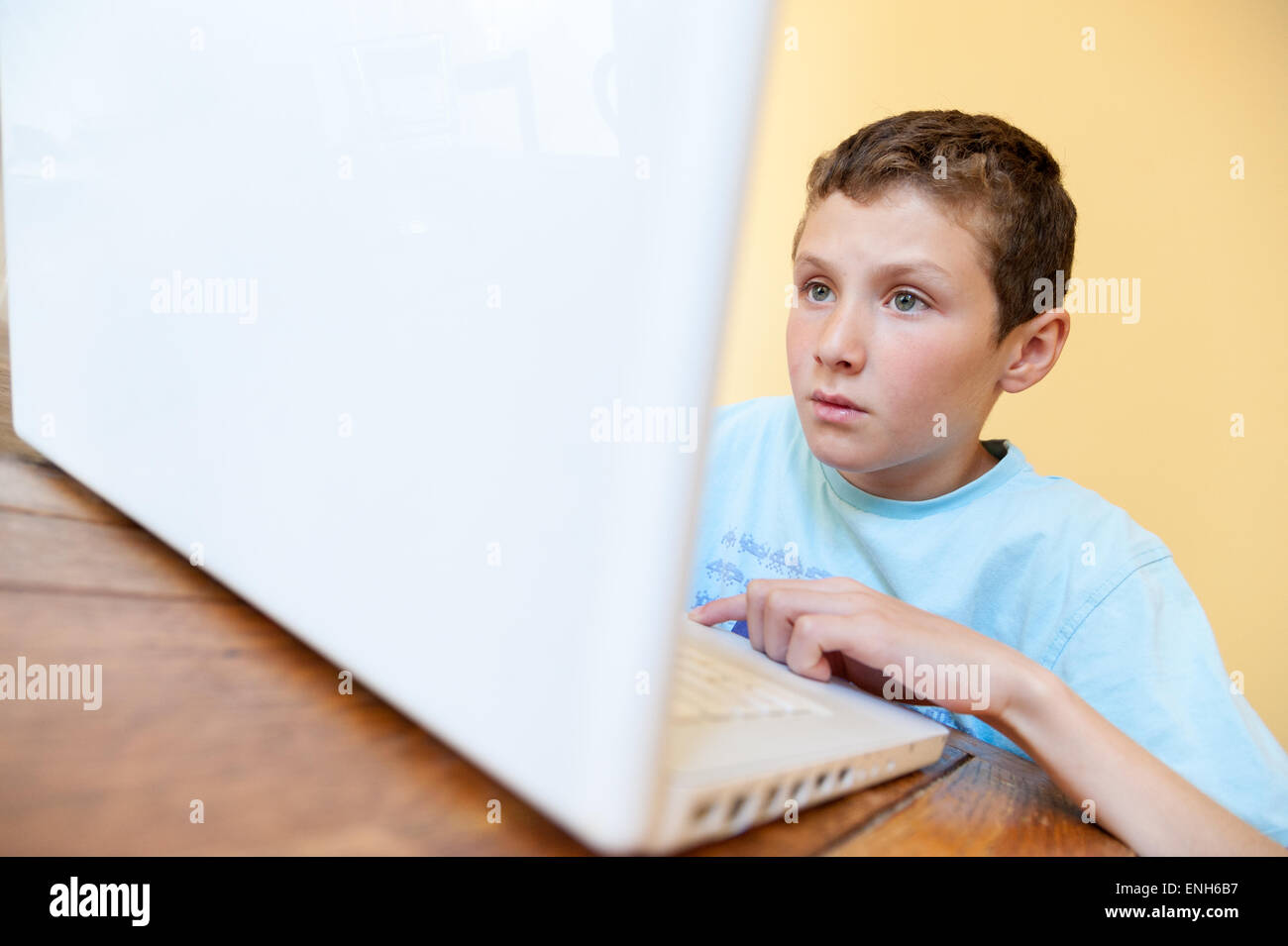 Kinder surfen Internet auf AppIe Laptop-Computer zu Hause, UK Stockfoto