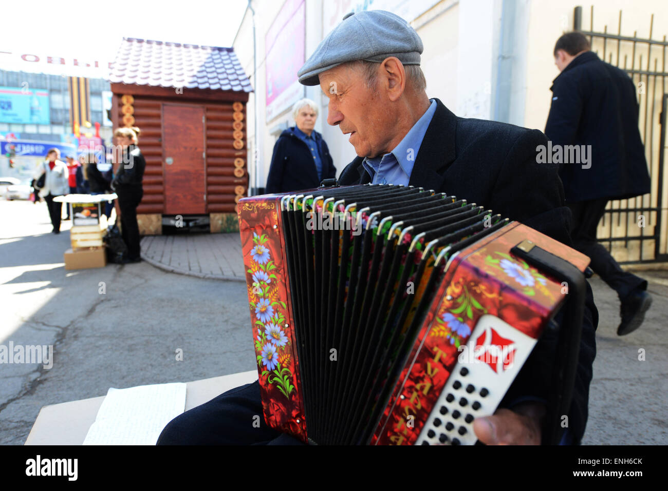 Ein Russe sein Akkordeon zu spielen, auf Uritsky Straße im Zentrum von Irkutsk. Stockfoto