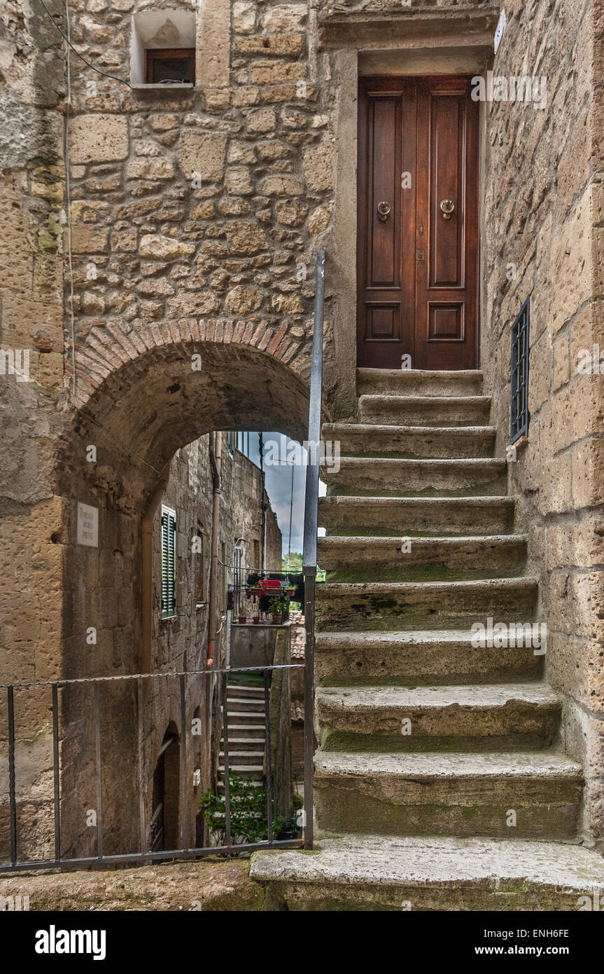 Stein Schritte zum vorderen Eingang im rustikalen, Pitigliano, Provinz Grosseto, Italien Stockfoto