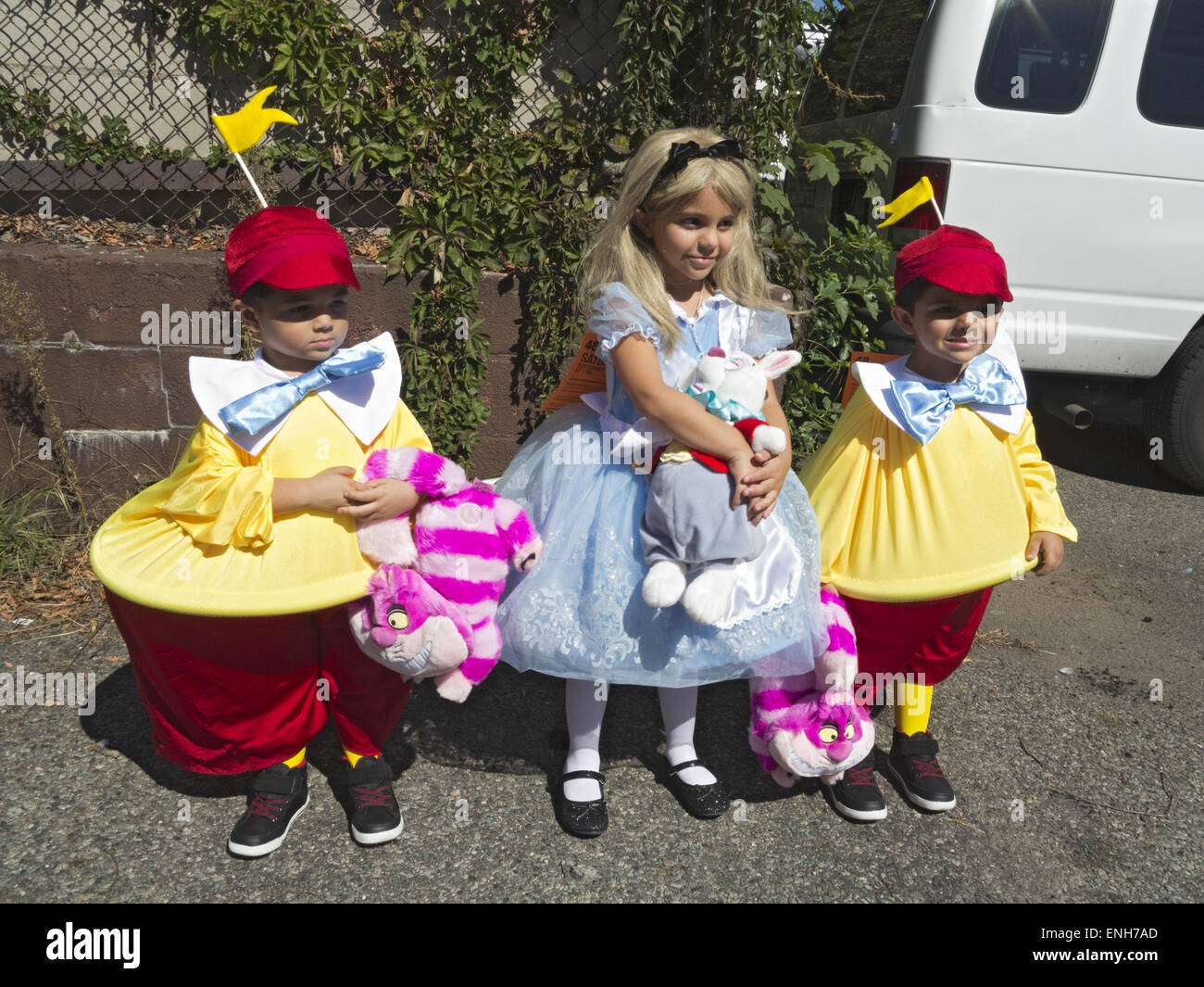 Kinder gekleidet als Zeichen in Alice im Wunderland bei The Ragamuffin Parade in Bay Ridge in Brooklyn, New York. Stockfoto