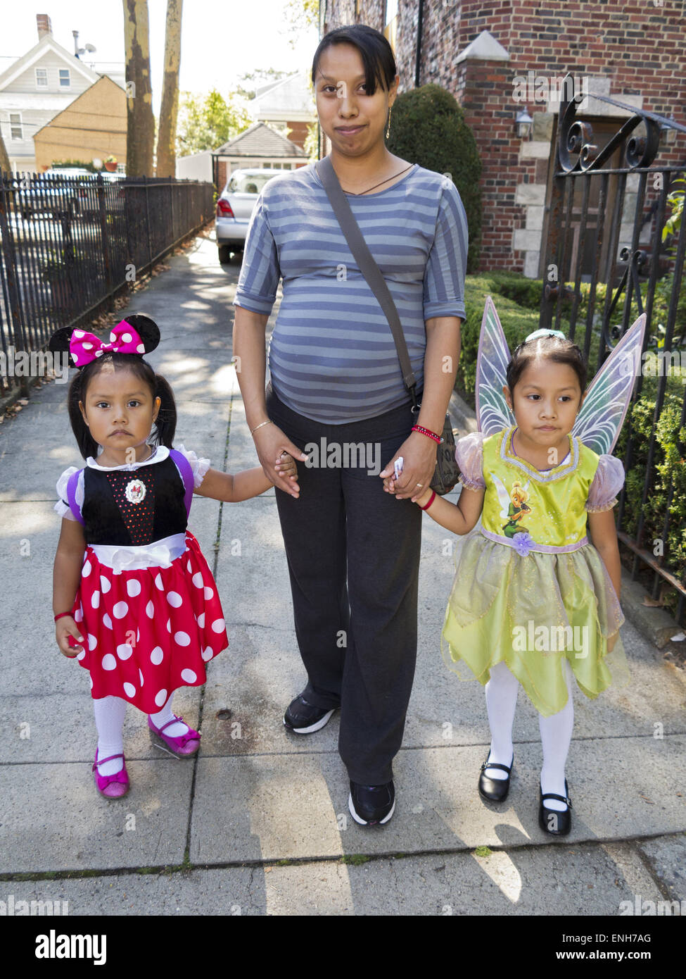 Hispanische Mutter mit Töchtern gekleidet als Disney-Figuren in The Ragamuffin Parade in Bay Ridge in Brooklyn, New York. Stockfoto