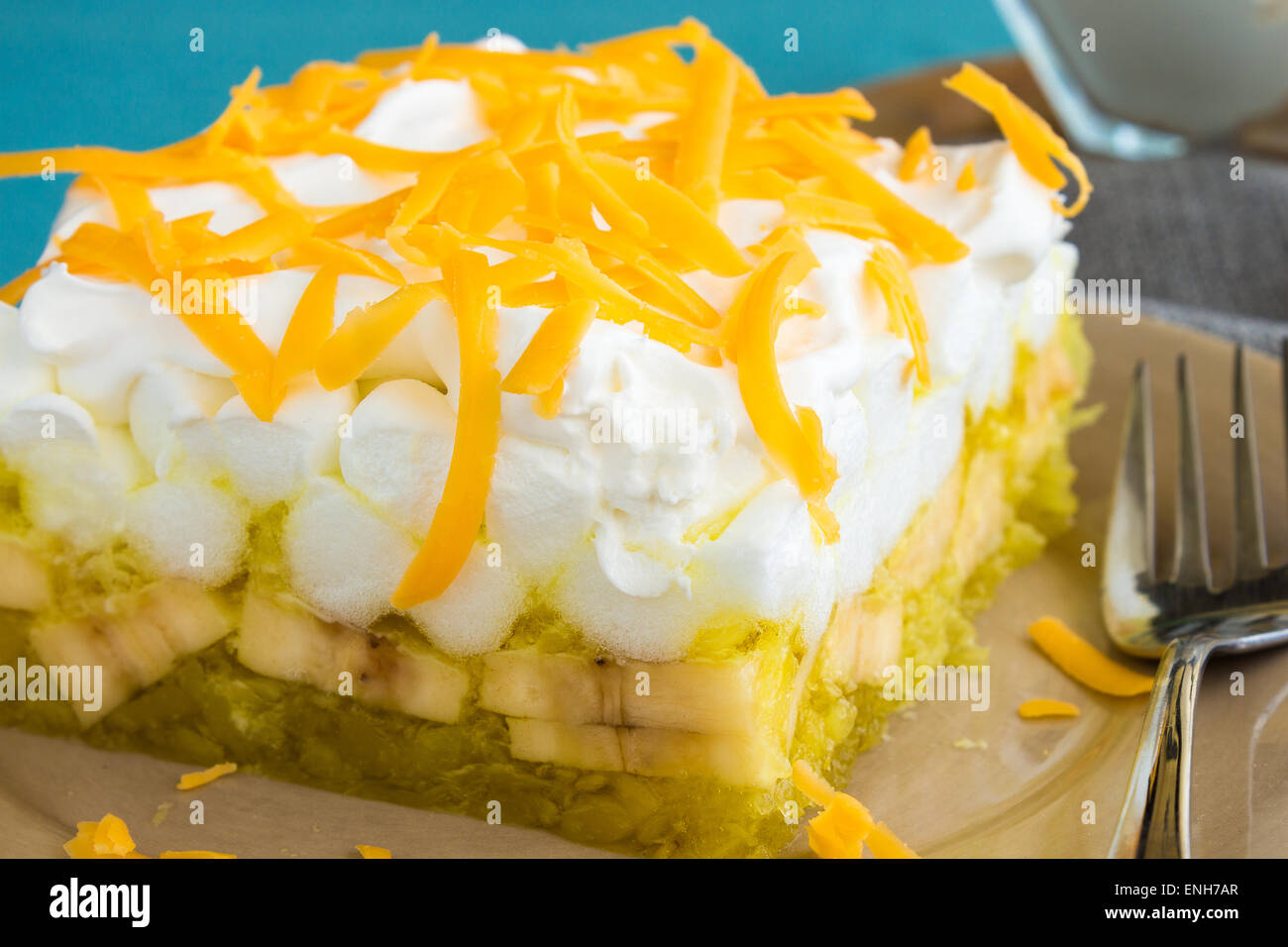 Hawaii Salat mit Zitrone Götterspeise, Ananas, Banane, Mini Marshmallows, garniert mit Schlagsahne und Cheddar-Käse Stockfoto