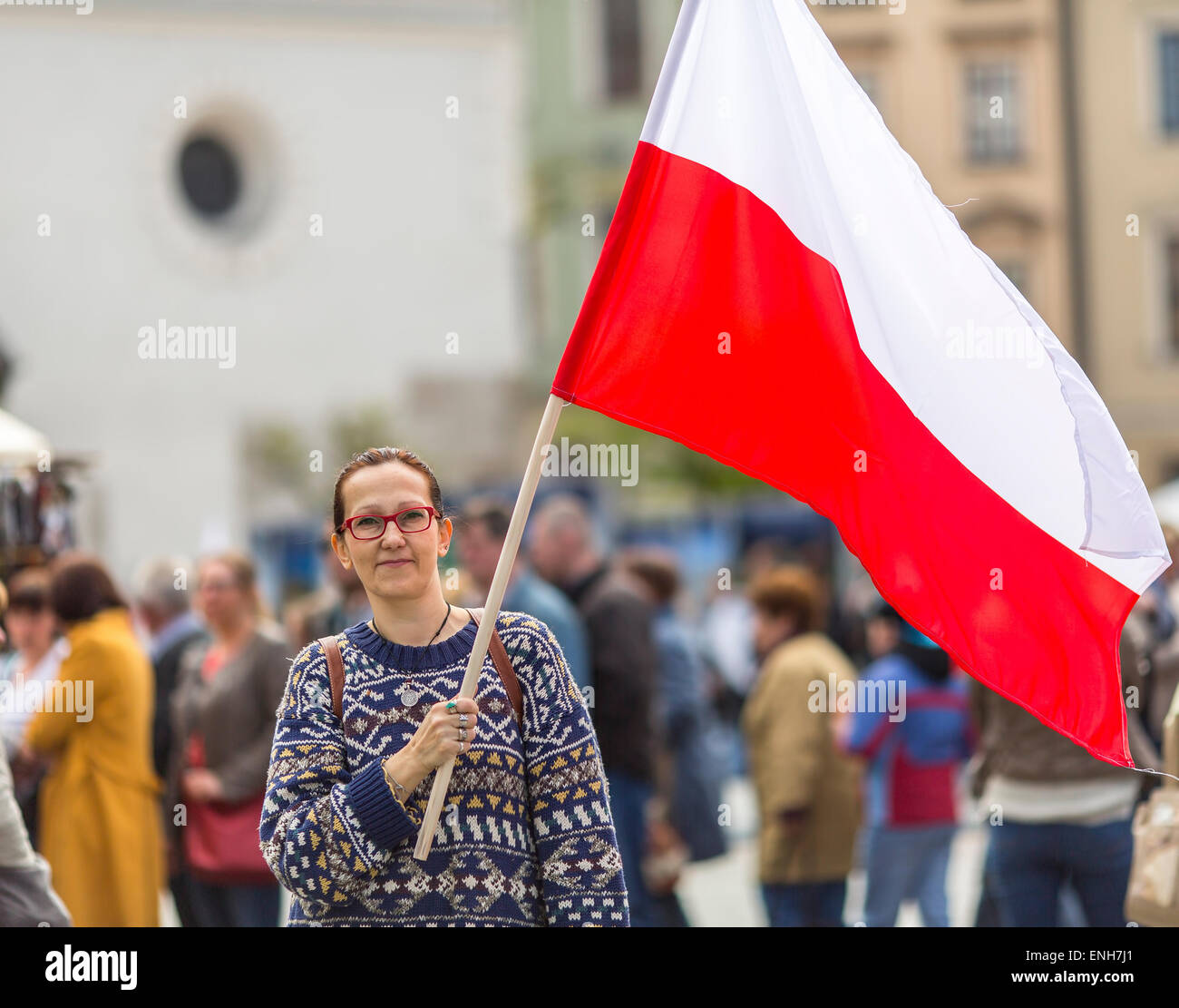 Junge Frau auf der Straße hält eine Fahne der Republik Polen. Stockfoto