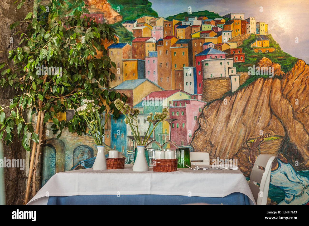 Wandbild und Tisch in Marina Piccola Ristorante in Manarola, Cinque Terre, Italien Stockfoto