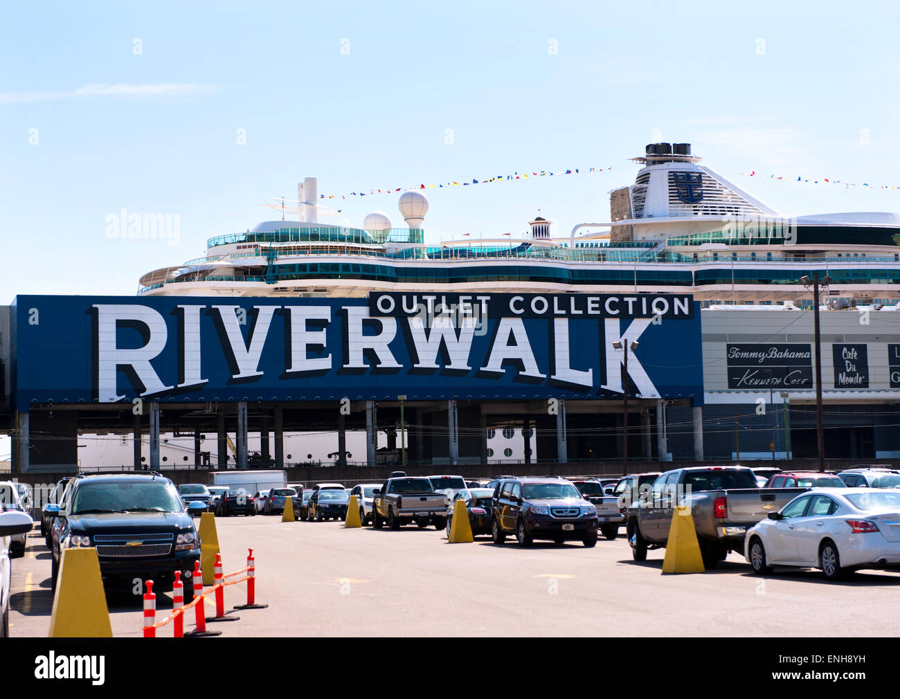 Eingang zum New Orleans River Walk Outlet Mall mit einem Kreuzfahrtschiff sichtbar, die hinter dem Einkaufszentrum vor Anker liegt. Stockfoto