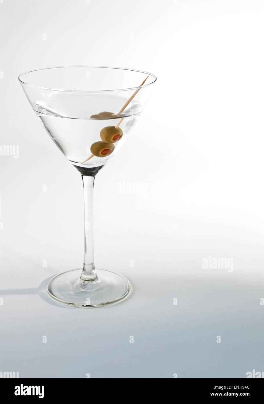 Martini-Glas mit einen trockenen Martini und zwei Oliven auf weißem Hintergrund Stockfoto