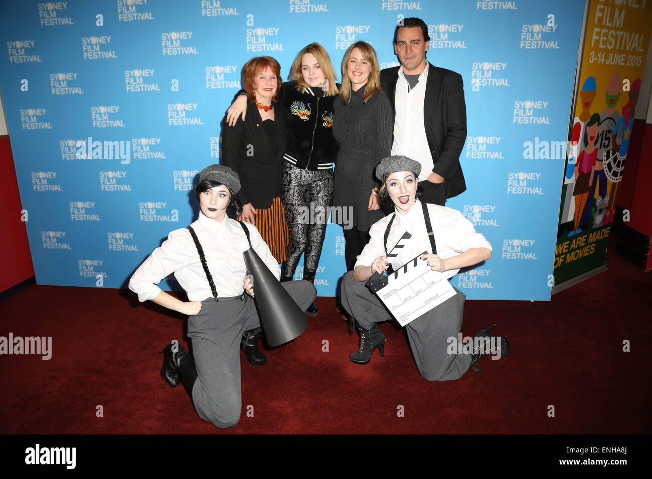 Sydney, Australien. 6. Mai 2015. Abgebildet sind die Tochter cast und Crew (Backrow), L-r: Jan Chapman (Produzent), Odessa Young (Schauspieler – Hedvig), Nicole O'Donohue (Produzent) und Ewen Leslie (Schauspieler - Oliver) mit der 1920er Jahre leitet (Vorderreihe). 62. Sydney Film Festival-Programm startete am Barnett Long Room, Zollhaus, 31 Alfred Street Circular Quay. Bildnachweis: Richard Milnes/Alamy Live-Nachrichten Stockfoto