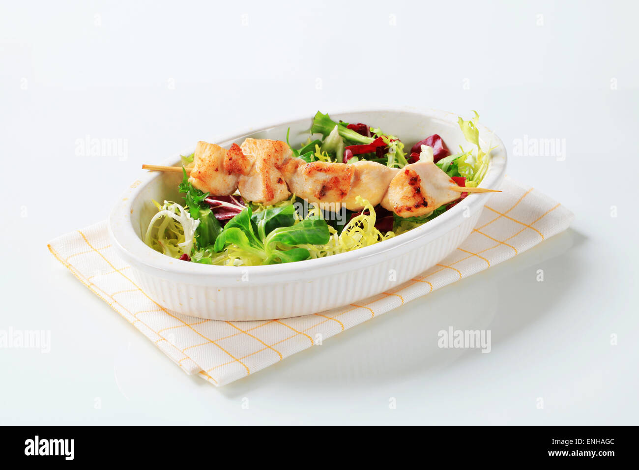 Hühnerspieß und gemischten Salat Stockfoto