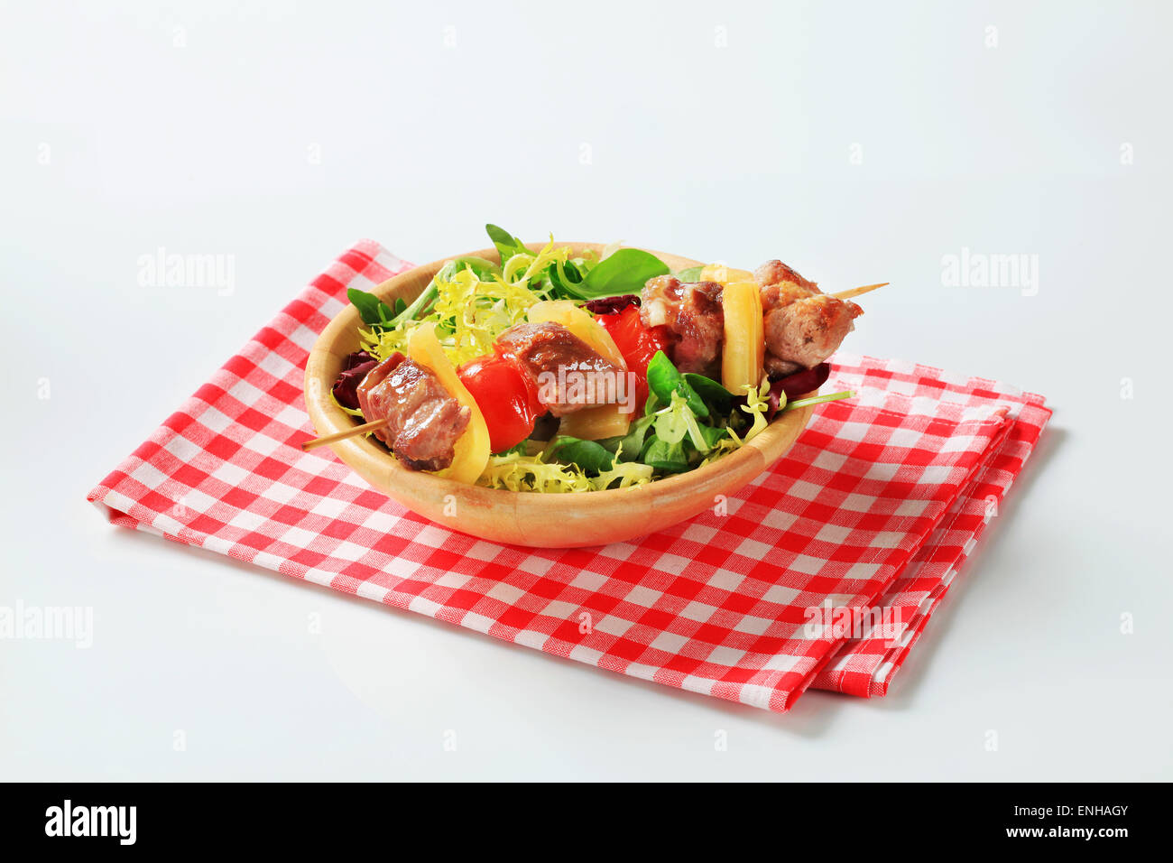 Gegrilltes Schweinefleisch-Spieß und Frühling Salat-mix Stockfoto