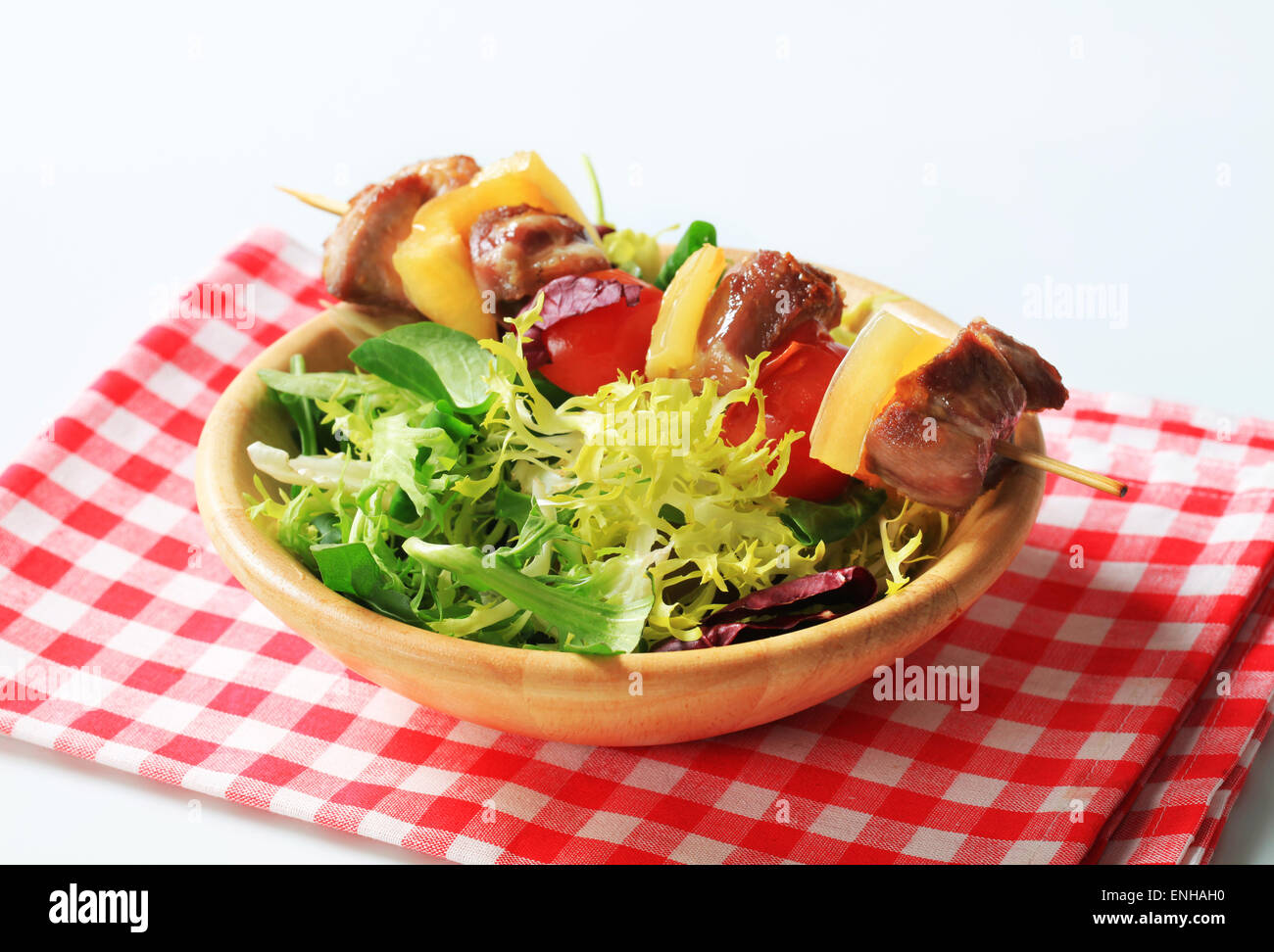 Gegrilltes Schweinefleisch-Spieß und Frühling Salat-mix Stockfoto