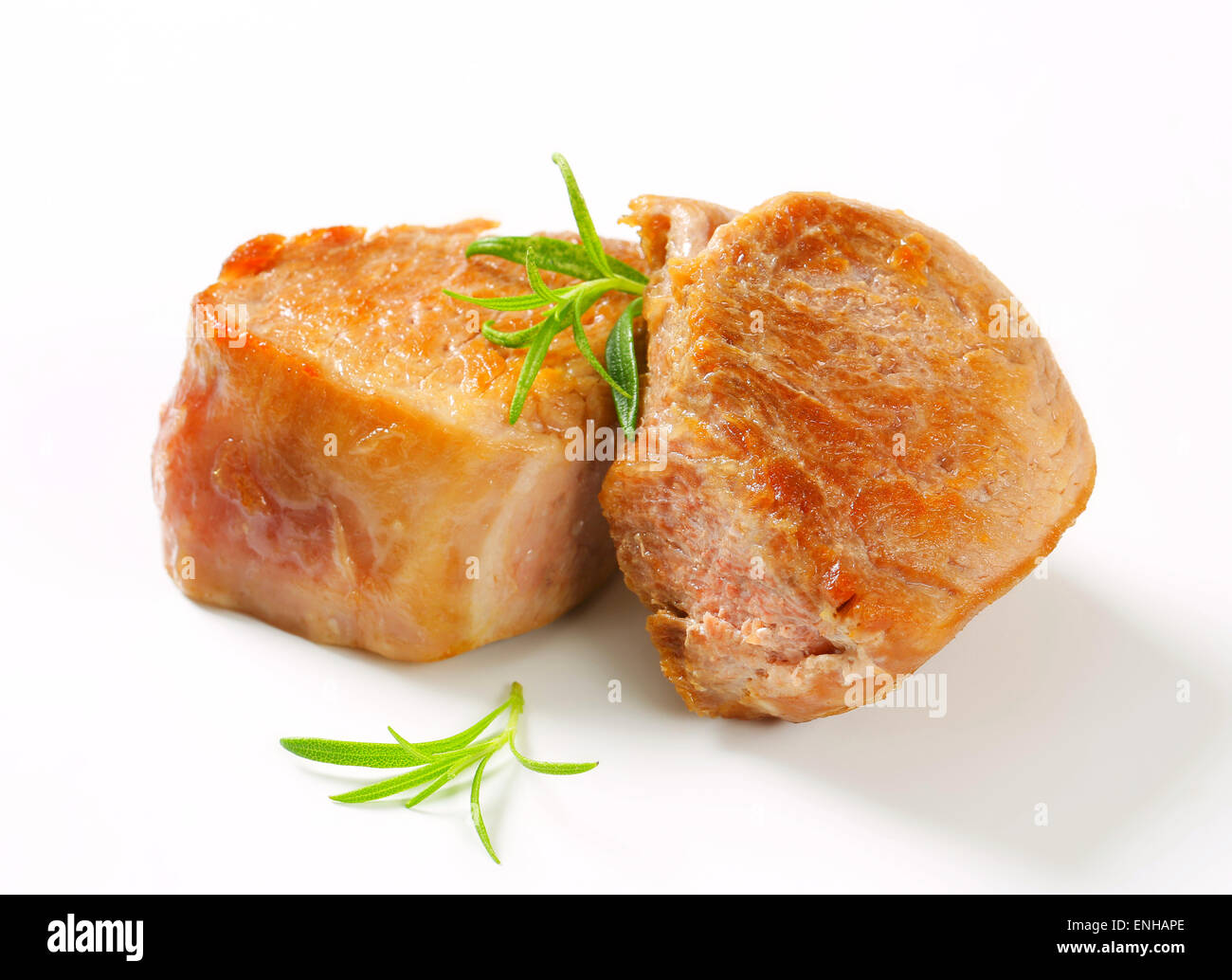 Zwei Pfanne gebratene Schweinsmedaillons Stockfoto