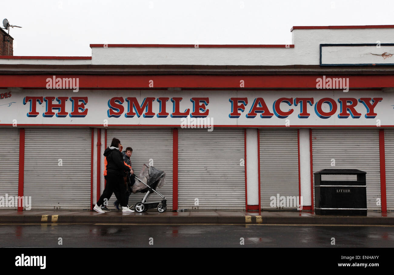 nassen Tag in Cleethorpes, eine Familie Fuß vorbei an The Smile Factory in Cleethorpes in der Nähe von Grimsby Stockfoto