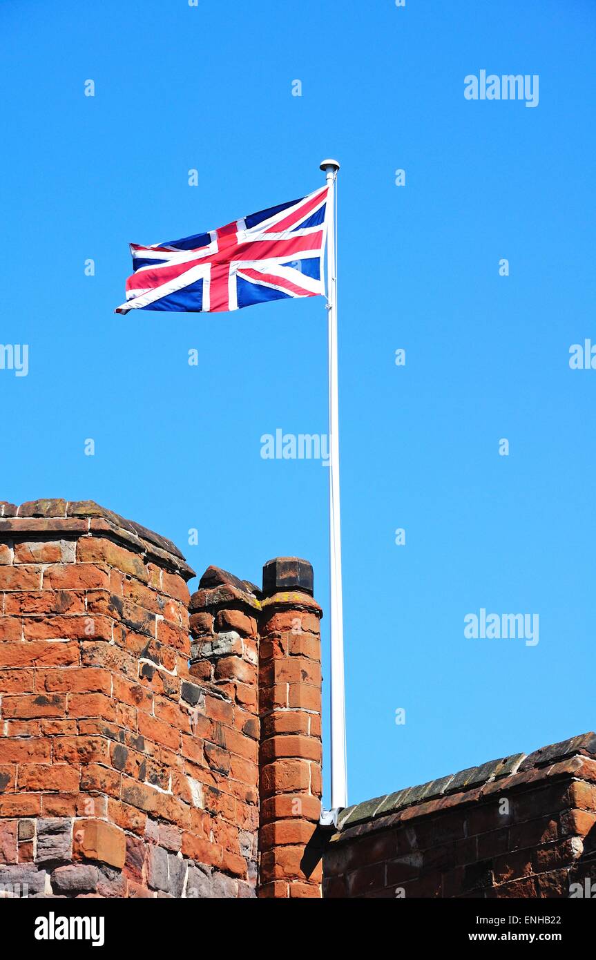 Blick auf den Sandstein Schlossturm mit britischer Flagge an der Spitze, Shrewsbury, Shropshire, England, Vereinigtes Königreich, West-Europa. Stockfoto
