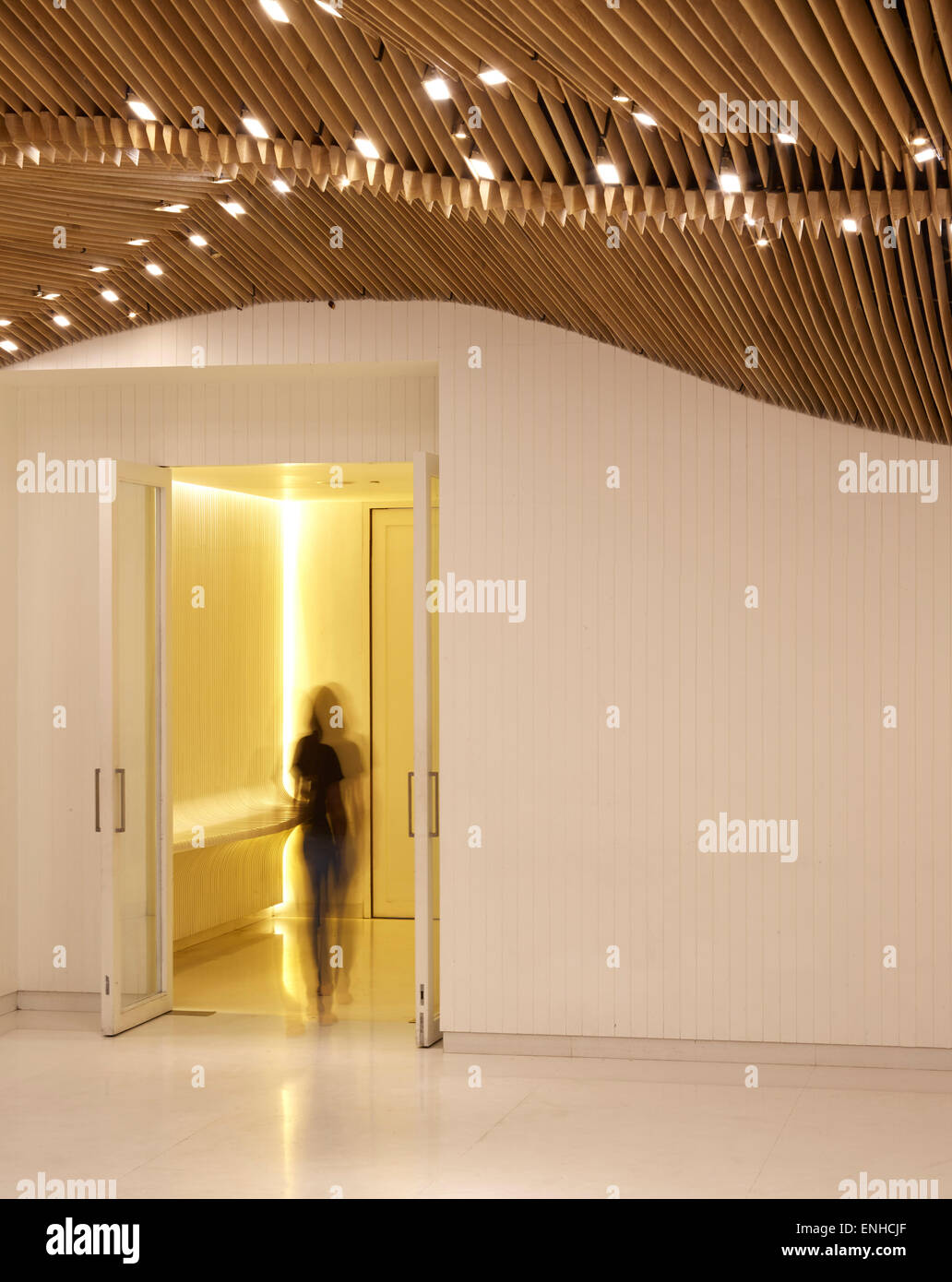 Event Halle Blick Richtung Eingang. Tote Bandra Restaurant, Mumbai, Indien. Architekt: SP + A, 2015. Stockfoto