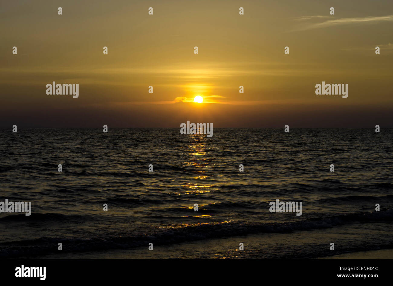 Gelbe Sonne inmitten der Ozean und sehr sehr kleines Boot Stockfoto