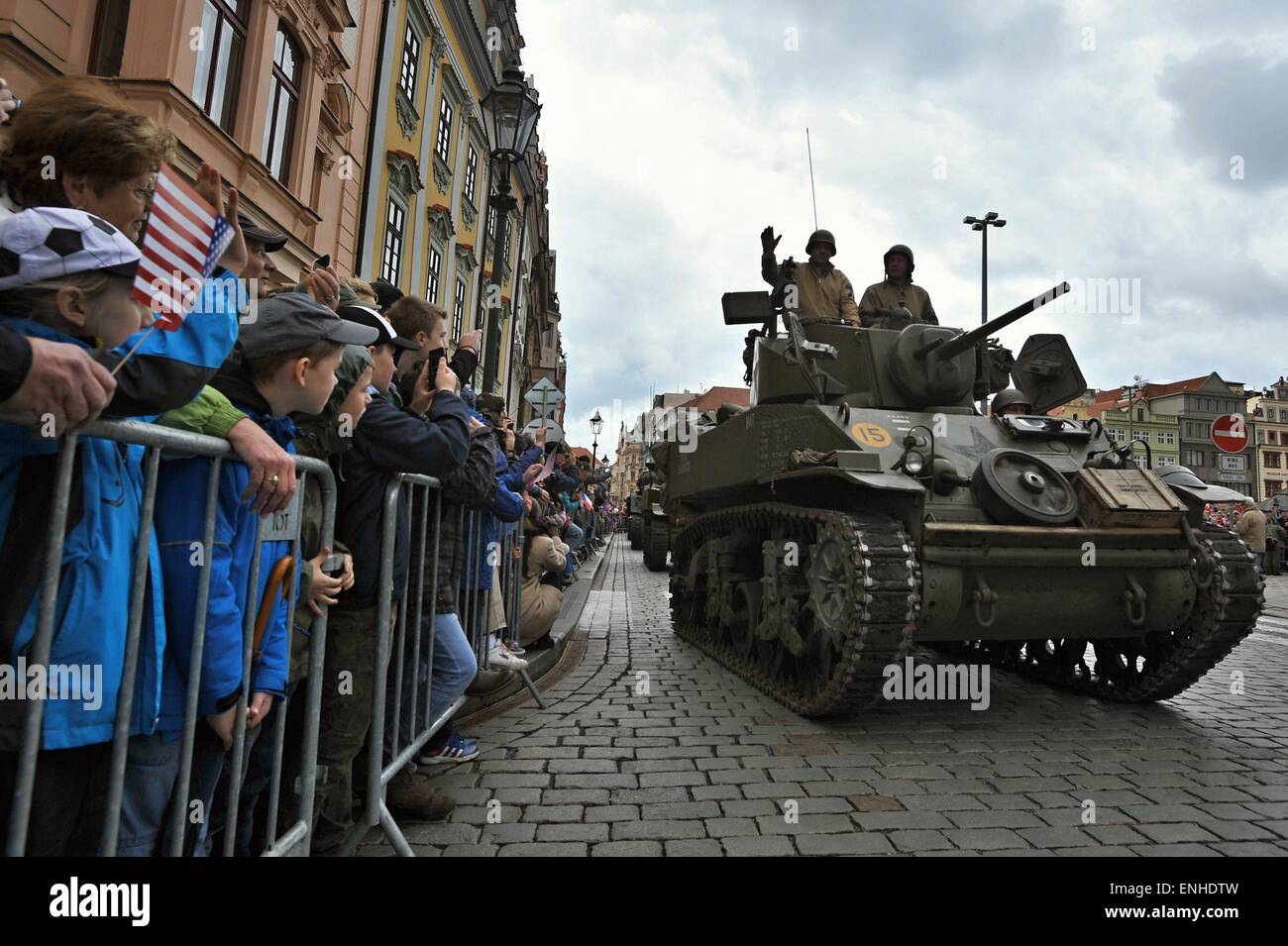 Weltkrieg Re-enactment als U.S. Army Soldaten verkleidet kommen Republic Square auf original Militärfahrzeuge anlässlich der 70. Jahrestag der Befreiung der Stadt im Jahr 1945 in Pilsen, Tschechische Republik, 1. Mai 2015. (Foto/Pavel Nemecek CTK) Stockfoto