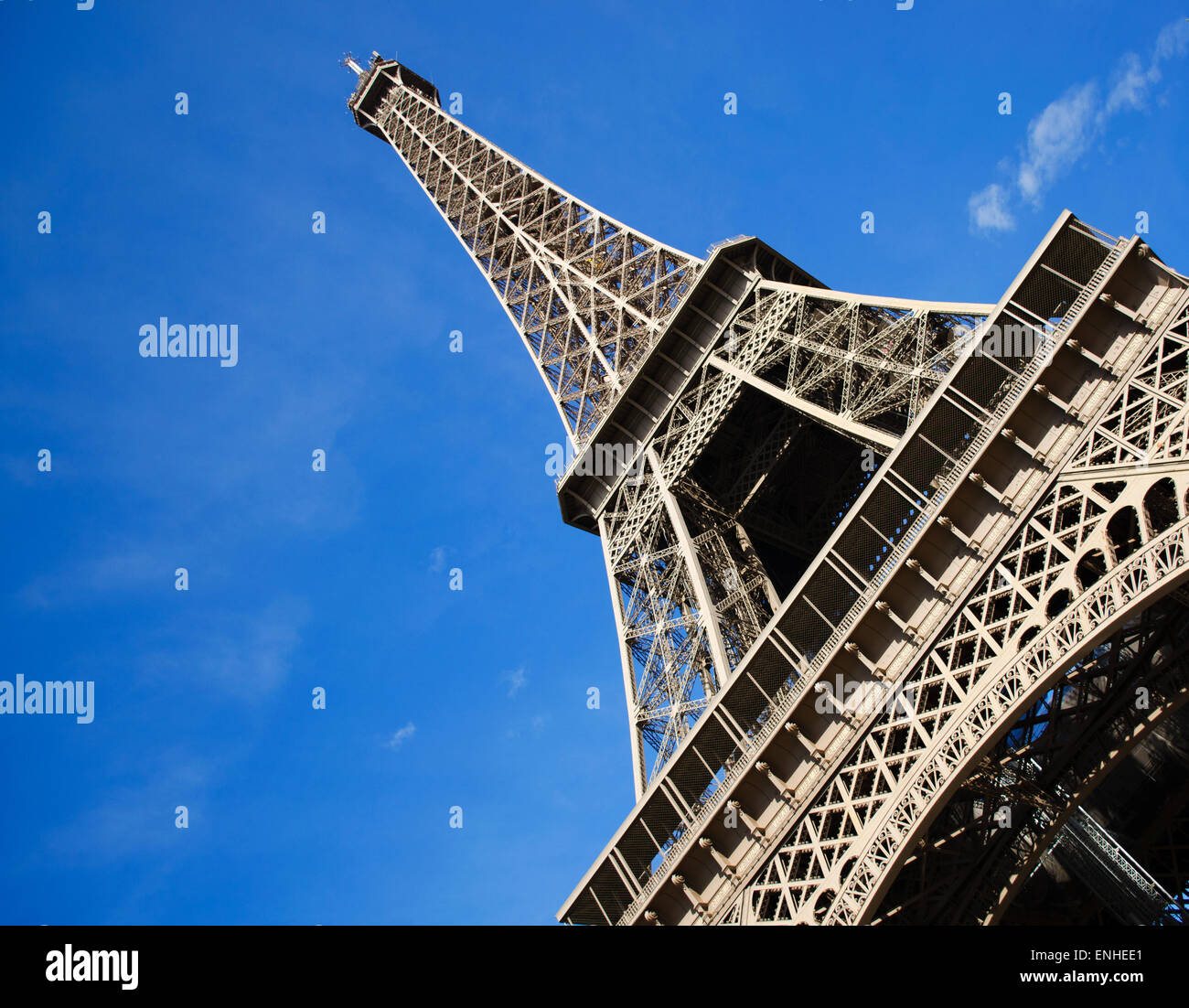 Eiffelturm mit strahlend blauem Himmel, Paris Stockfoto