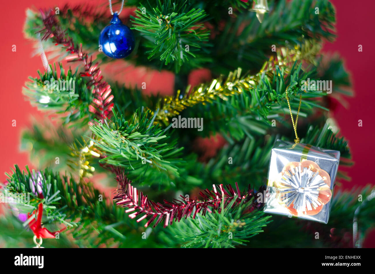 Dekorieren Sie Weihnachten auf rotem Grund Stockfoto