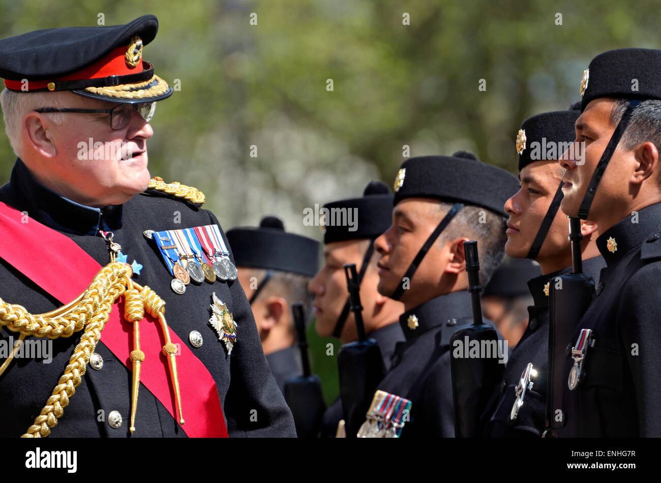 London, England, Vereinigtes Königreich. Royal Gurkha Rifles auf Parade, von Sir Peter Wall überprüft (siehe Beschreibung) Stockfoto