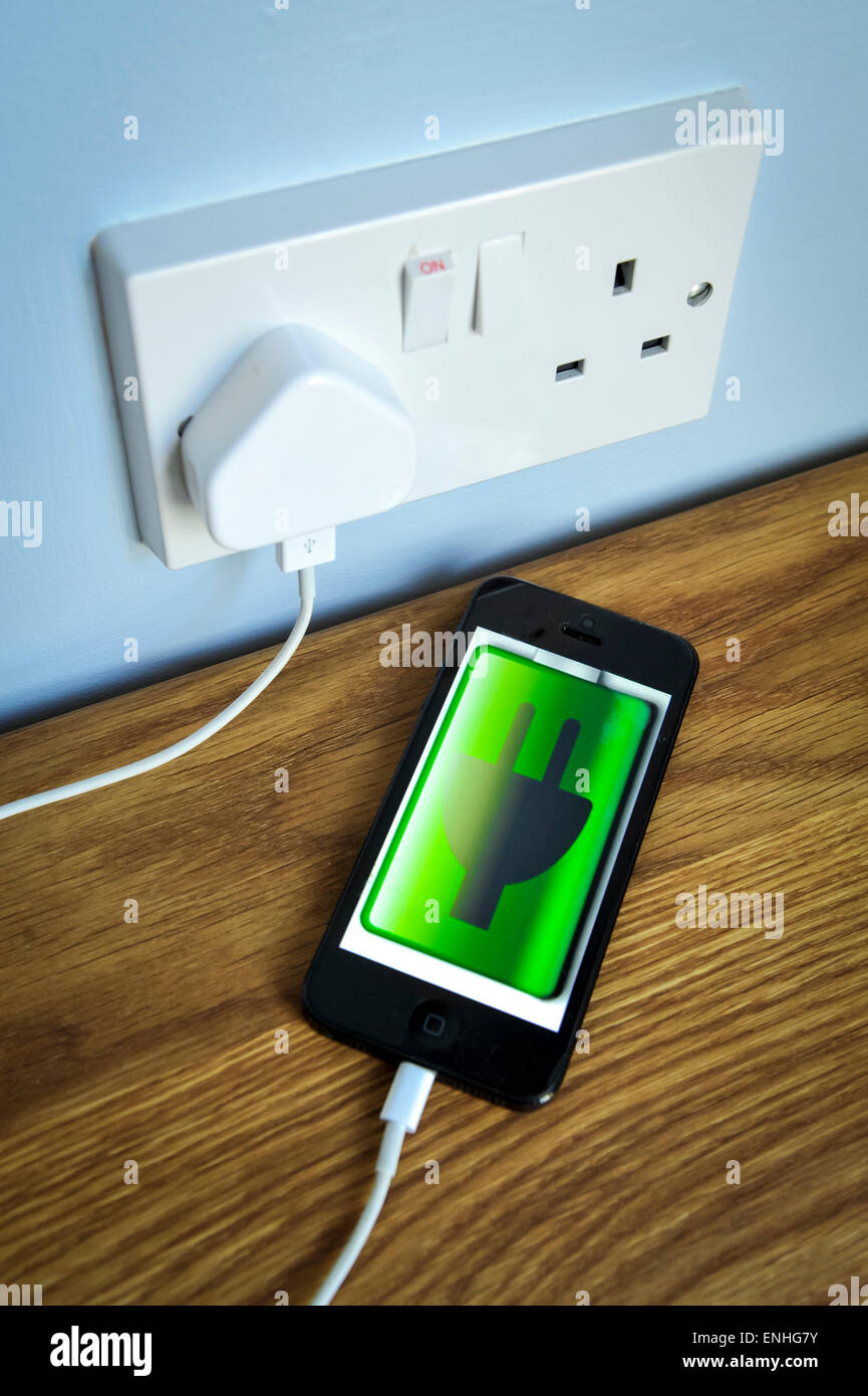 iPhone 5 Handy aufladen in eine UK-Steckdose Stockfotografie - Alamy