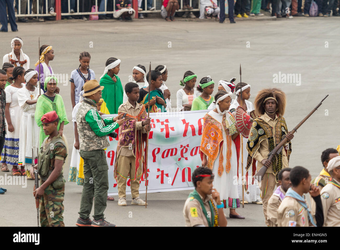 Addis Abeba, Äthiopien. 5. Mai 2015. Junge Männer und Frauen gekleidet in bunten traditionellen Outfit März Flagge zum 74. Jubiläum der Patriots Tag des Sieges zum Gedenken an die Niederlage der eindringenden Italiener am 5. Mai 2015 in Addis Abeba, Äthiopien. Bildnachweis: Dereje Belachew/Alamy Live-Nachrichten Stockfoto