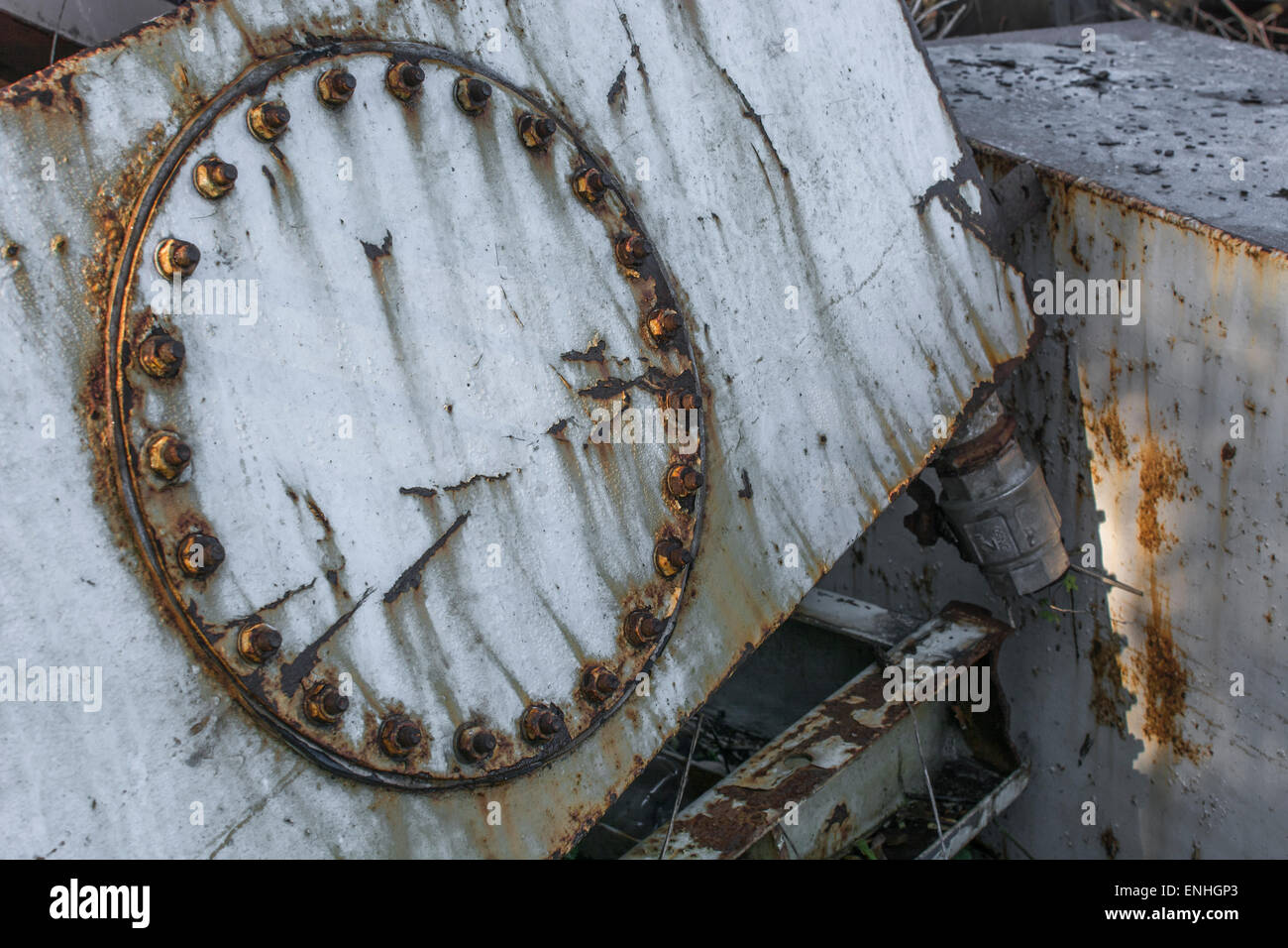 Stapel von industriellen Metallarbeiten auf dem Fabrikschrotthaufen. Metallmuttern, rostige Metallstruktur lackiert. Stockfoto