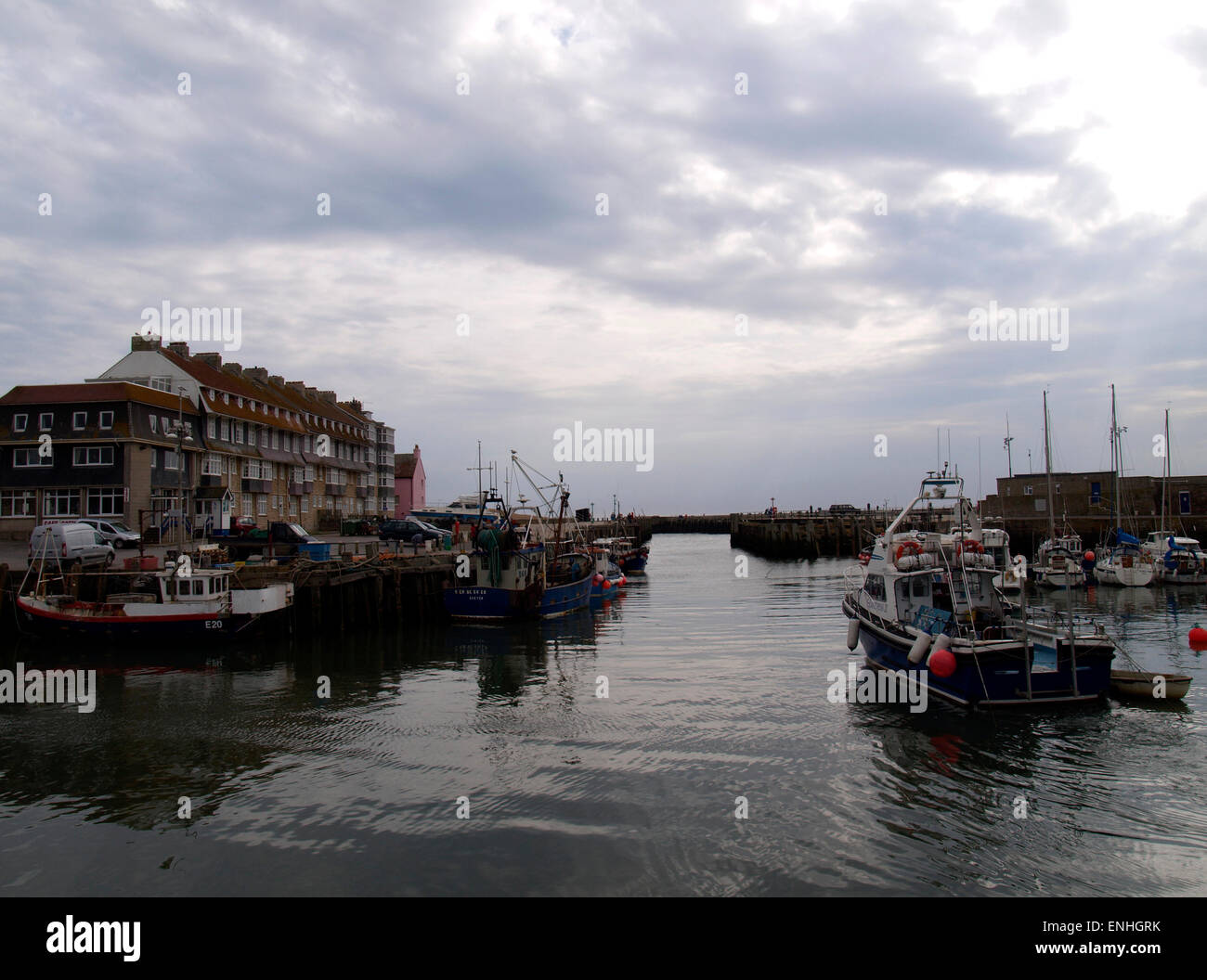 West Bay, auch bekannt als Bridport Harbour an einem grauen Tag, Dorset, Großbritannien Stockfoto