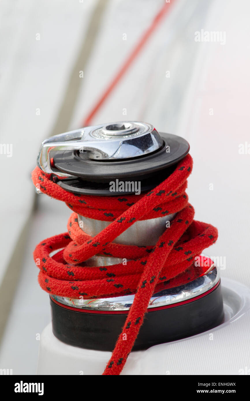 Winde auf dem Deck der Segelyacht mit einem roten Seil Stockfoto