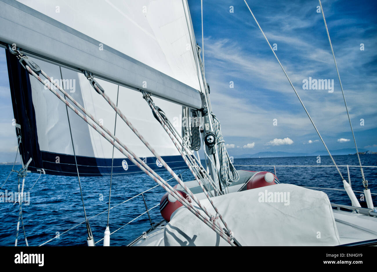 Segelyacht auf eine Kreuzfahrt-Deck-Blick auf Bogen Stockfoto