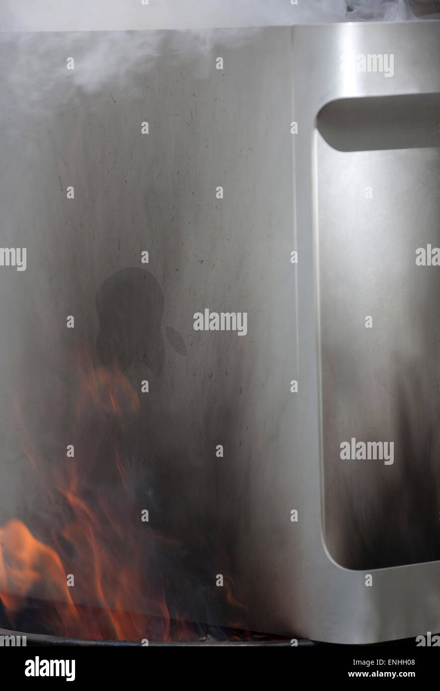 Ein Tower-Computer verschlungen in Rauch und Flammen, Nahaufnahme Stockfoto