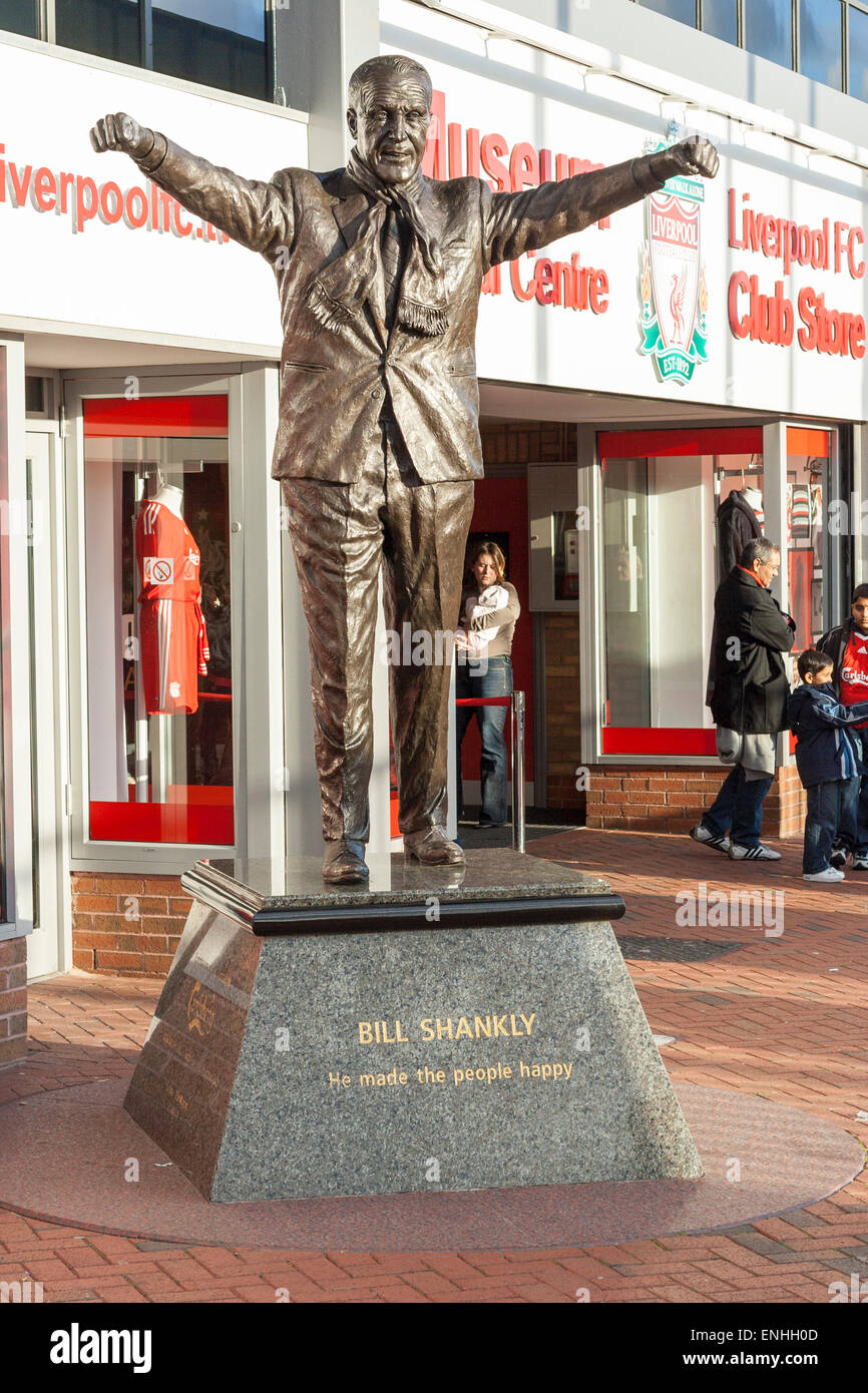 Statue von Bill Shankly außen Anfield Road, Liverpool Football Club Boden, Liverpool, UK. Stockfoto