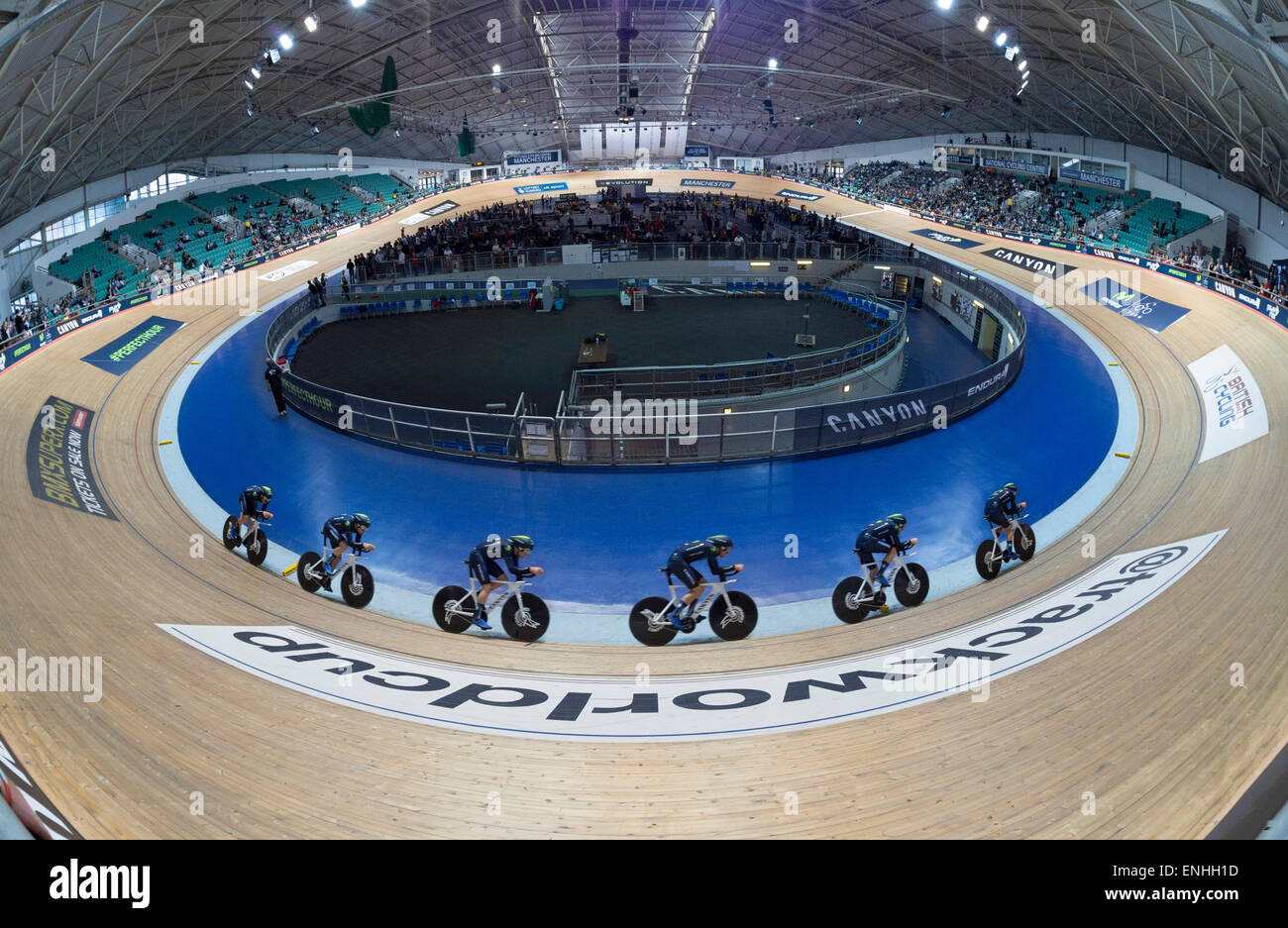 Manchester, UK. 2. Mai 2015.  Alex Dowsett, Movistar, brach die UCI Welt des Radsports Stunden Rekord im Manchester Velodrome. Stockfoto