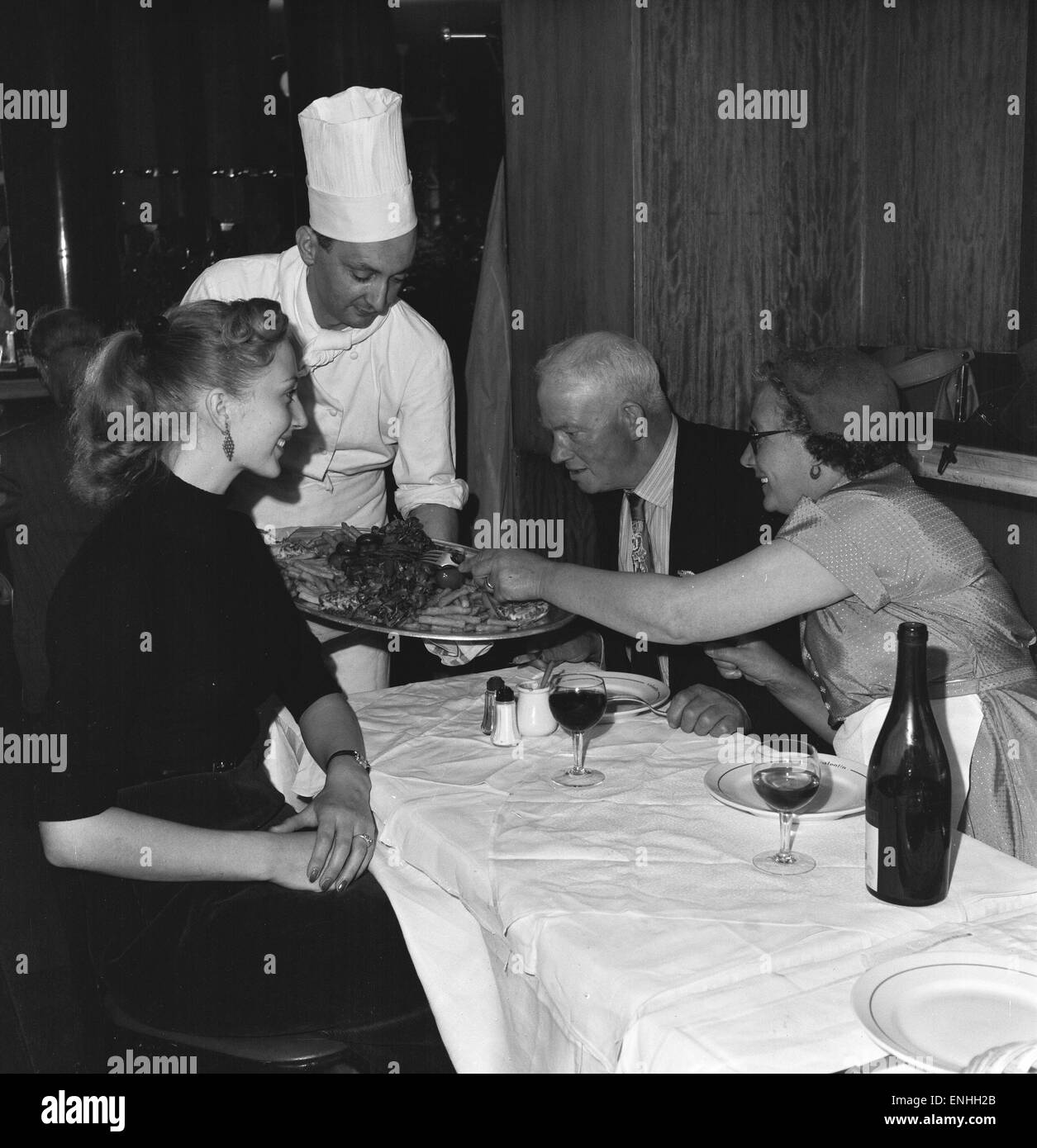Die Busman geht nach Frankreich-Funktion, Juli 1953. Bill und Hilda Masters in Paris ihre Tochter Sheila Masters zu besuchen, die ein der berühmten Tanzgruppe, den Bluebell Girls im Le Lido auf der Champs-Elysees in Paris, Frankreich Mitglied. Im Bild: Bill und Hil Stockfoto