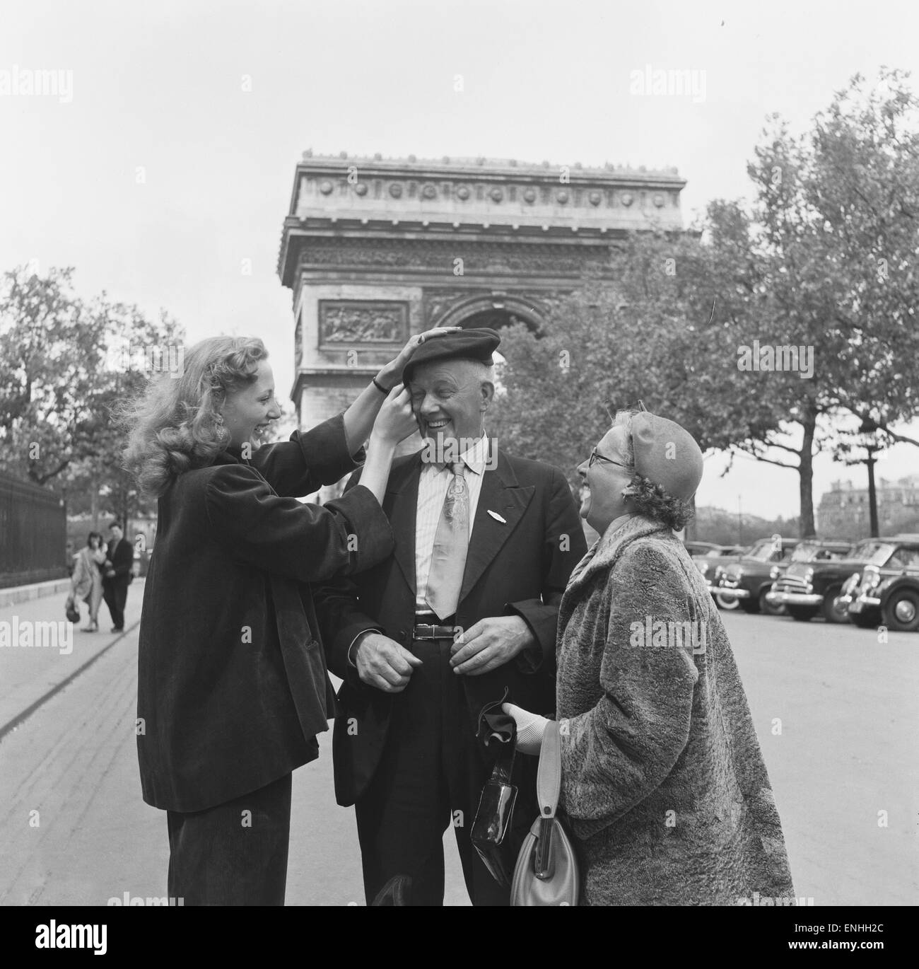 Die Busman geht nach Frankreich-Funktion, Juli 1953. Bill und Hilda Masters in Paris ihre Tochter Sheila Masters zu besuchen, die ein der berühmten Tanzgruppe, den Bluebell Girls im Le Lido auf der Champs-Elysees in Paris, Frankreich Mitglied. Im Bild: Sheila Maste Stockfoto