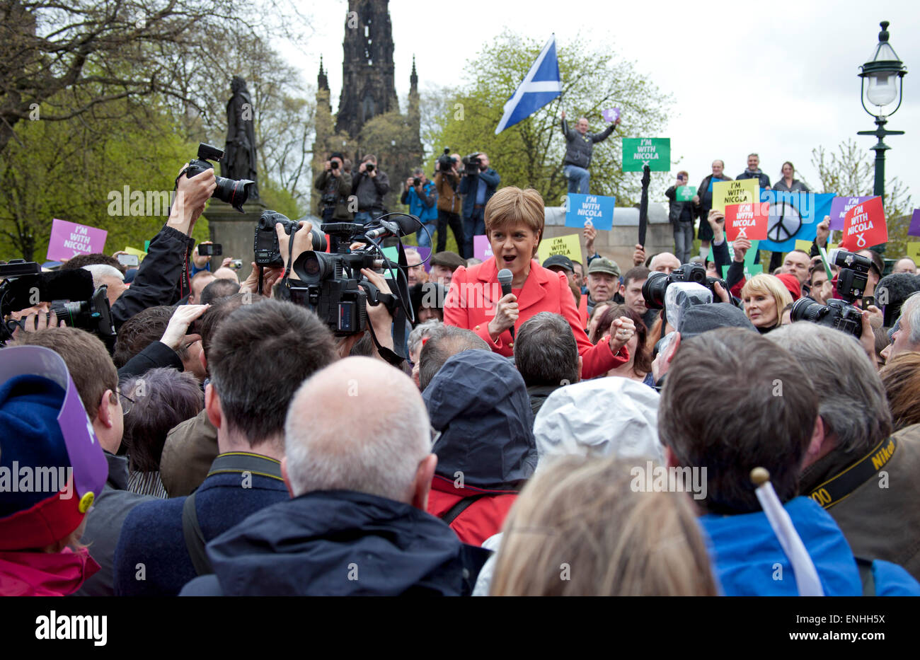 Parteichef trotzt der Dreich schottische Wetter mit Anhänger eine Straße bei dem Damm Edinburgh zu den Wählern über alternative der SNP Sparmaßnahmen am Tag vor der Bundestagswahl zu sprechen, Stand zu halten. Stockfoto