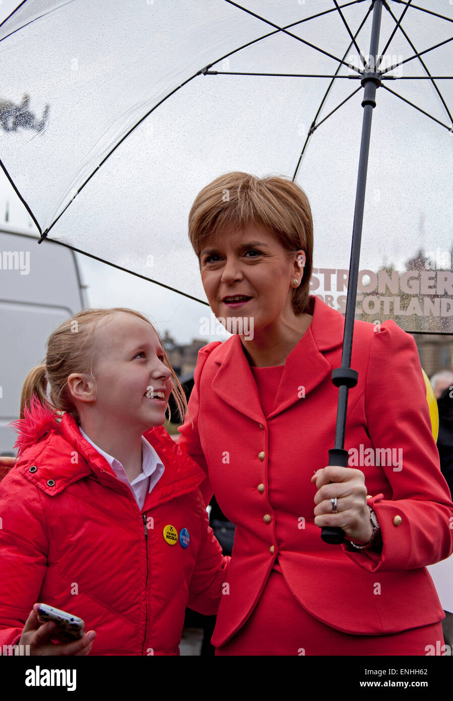 The Mound, Edinburgh, Schottland, Großbritannien, 6. Mai 2015. Nicola Sturgeon die Vorsitzende der Scottish National Party trotzt dem dreichen schottischen Wetter mit Unterstützern, um im Mound Edinburgh einen Straßenstand zu veranstalten, um mit den Wählern über die Alternative der SNP zur Sparpolitik zu sprechen. Stockfoto