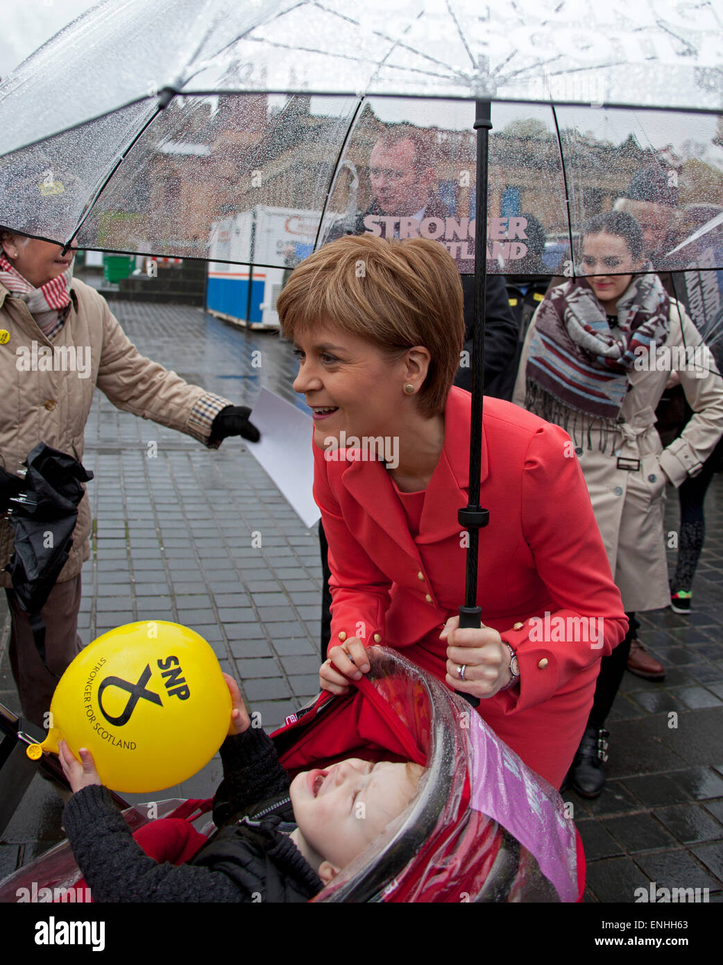 Parteichef trotzt der Dreich schottische Wetter mit Anhänger eine Straße Am Damm Edinburgh Abschaltdruck auf die Wähler über alternative der SNP Sparmaßnahmen am Tag vor der Bundestagswahl zu Reden zu halten. Stockfoto