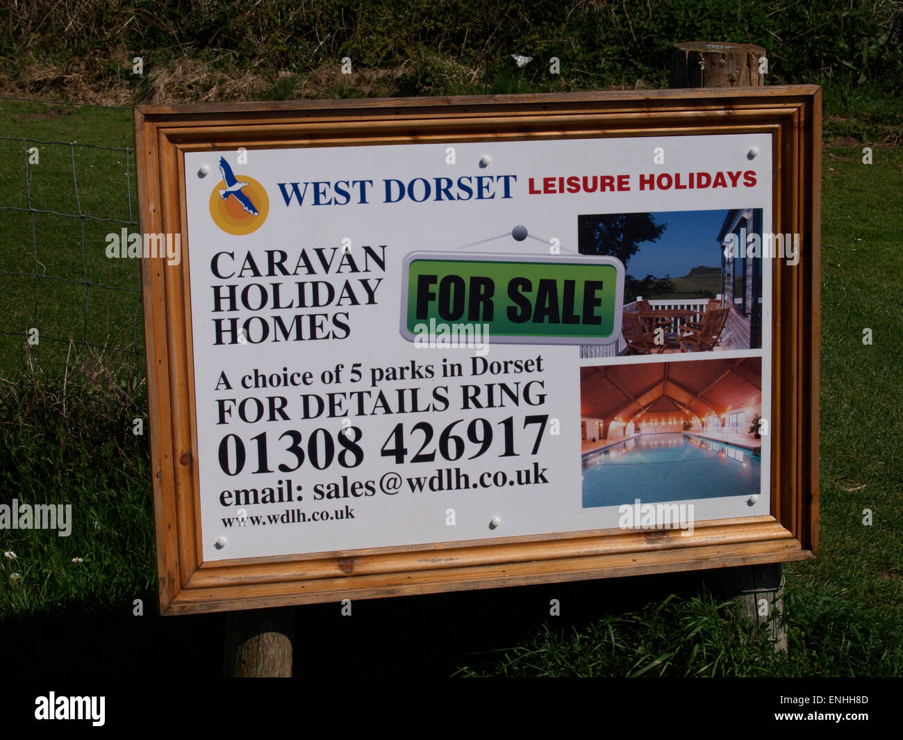 Melden Sie Werbung Wohnwagen Ferienhäuser für Verkauf, in der Nähe von West Bay, Dorset, Großbritannien Stockfoto