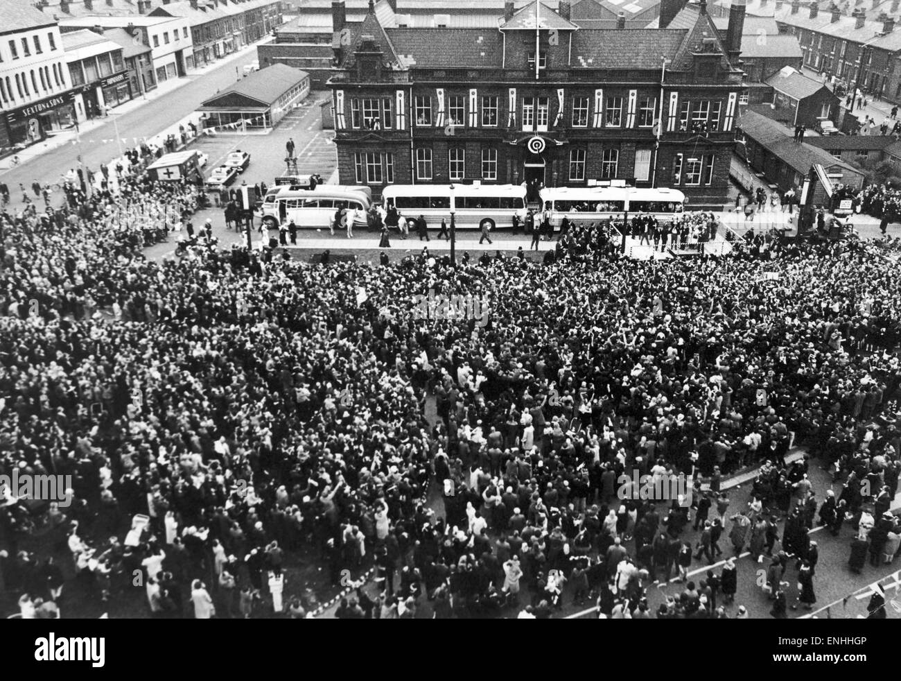 Widnes Rückkehr in die Heimat zu wartenden Massen im Rathaus für die bürgerlichen Empfang nach ihrem Sieg in der Rugby League Cup über Hull Kingston Rovers 11. Mai 1964 Stockfoto