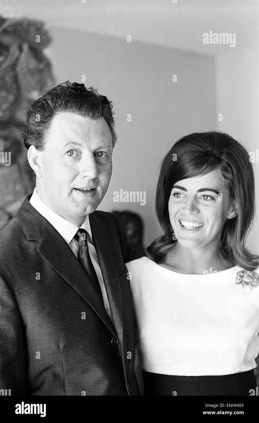 Denis Loraine und Frau Sandy in Los Angeles, Kalifornien, USA, 10. August 1965. Stockfoto