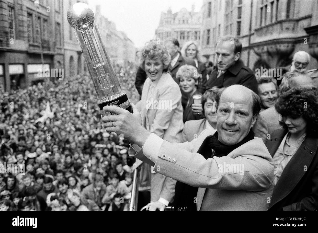 Oxford United FC-Manager Jim Smith, hält empor die zweite Liga-Meisterschaft-Trophäe auf einem offenen Bus Parade, angefeuert von Tausenden von Fans, die die Straßen von Oxford, ihrem Team Erfolg zu feiern. 13. Mai 1985. Stockfoto