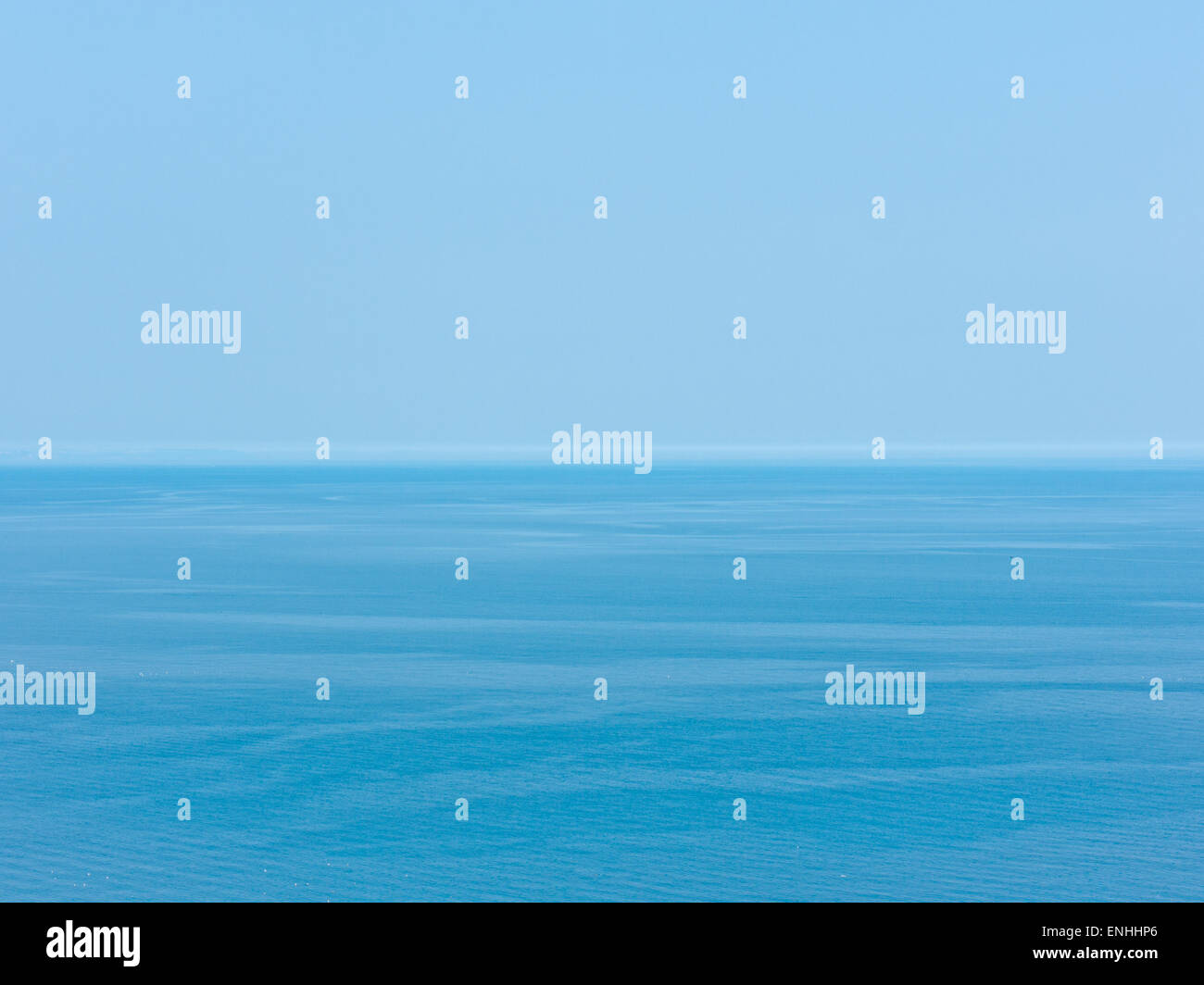 Horizont mit Meer und blauer Himmel Stockfoto