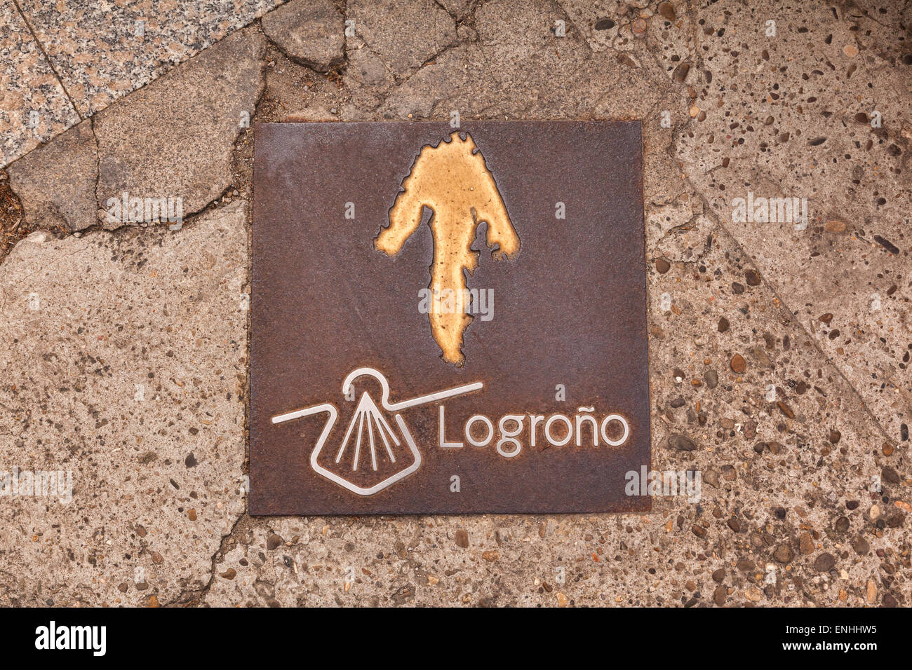 Pflaster-Zeichen für den Camino de Santiago oder Pilgerweg, die durchquert die Stadt Logroño, La Rioja, Spanien. Stockfoto